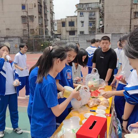 424班 “慈善树新‘锋’，廉洁田中行”