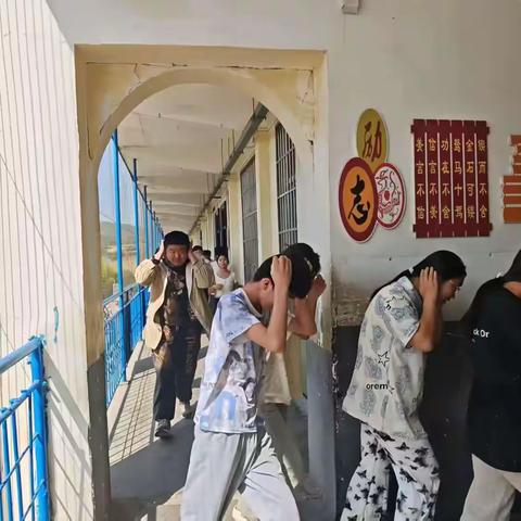 内乡县岞曲初中防灾减灾演练：守护生命，共筑安全防线