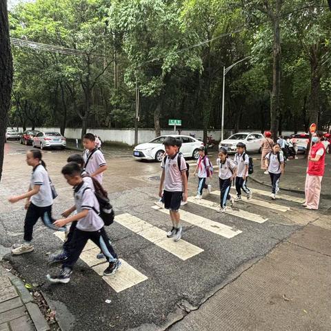 “义”爱为名 家校同行——2023—2024学年第二学期鼎湖逸夫小学二年级“护航”志愿活动