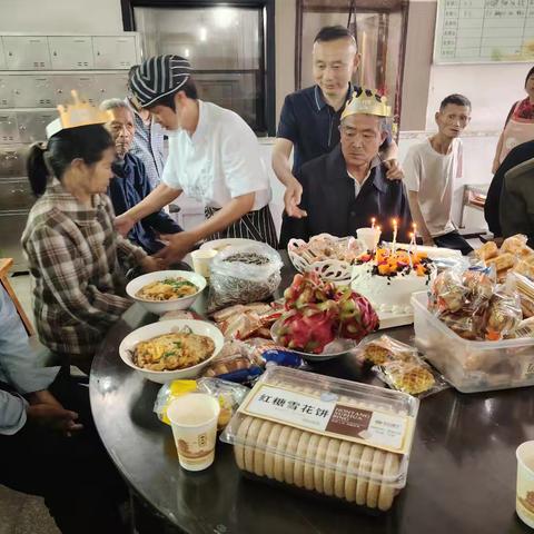 《温馨生日会 情暖敬老院》