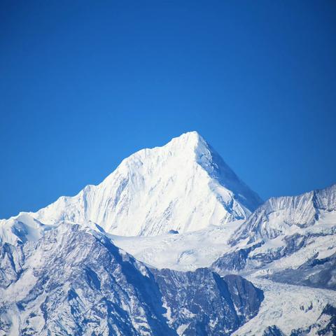 我站在牛背上眺望贡嘎山