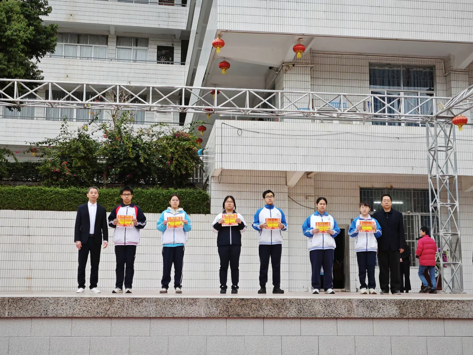 简篇-琅琅书声踏晨曦
孜孜勤学向未来
信宜市华侨中学2024-2025学年第二学期班级读书竞赛暨全校读书大巡班活动
