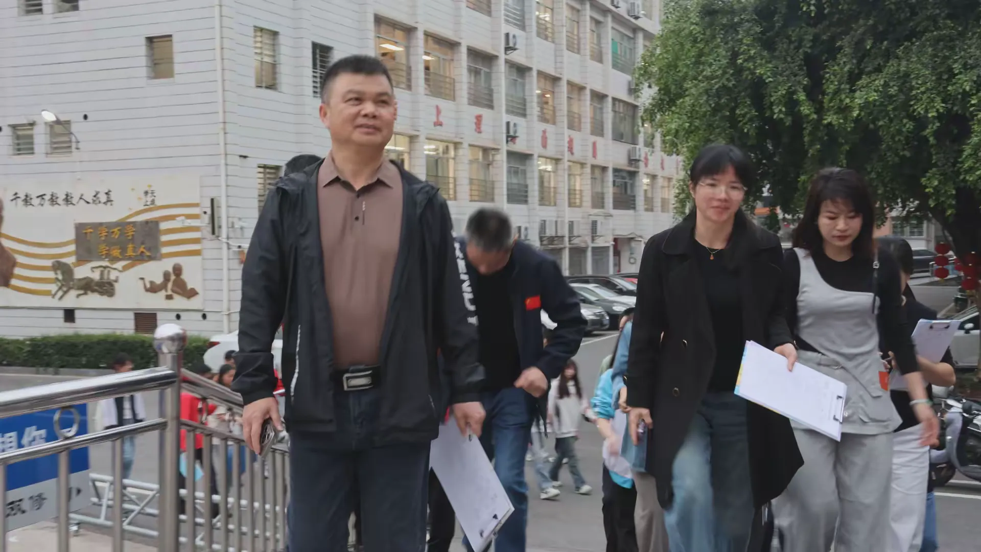 简篇-琅琅书声踏晨曦
孜孜勤学向未来
信宜市华侨中学2024-2025学年第二学期班级读书竞赛暨全校读书大巡班活动