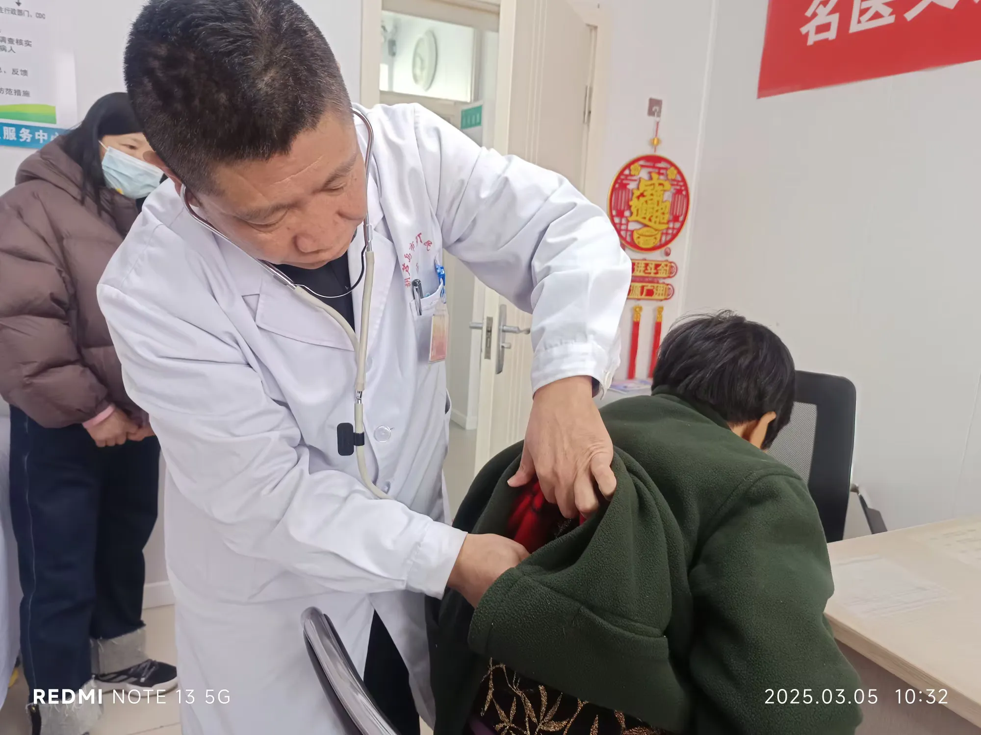 简篇-葫芦岛市第四人民医院开展“学雷锋”义诊活动 新任院长周振强、副院长陈岩 亲自带队