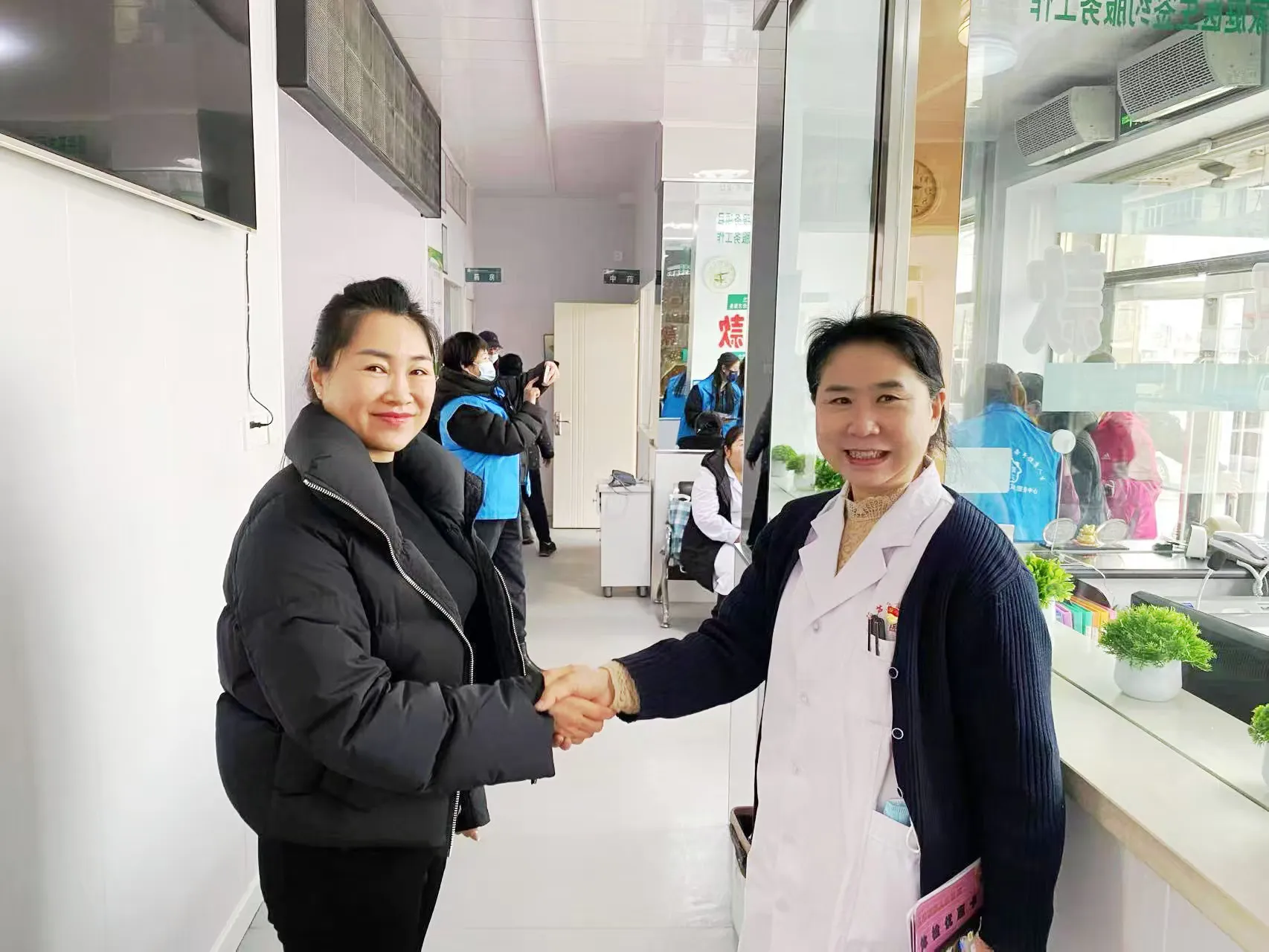 简篇-葫芦岛市第四人民医院开展“学雷锋”义诊活动 新任院长周振强、副院长陈岩 亲自带队