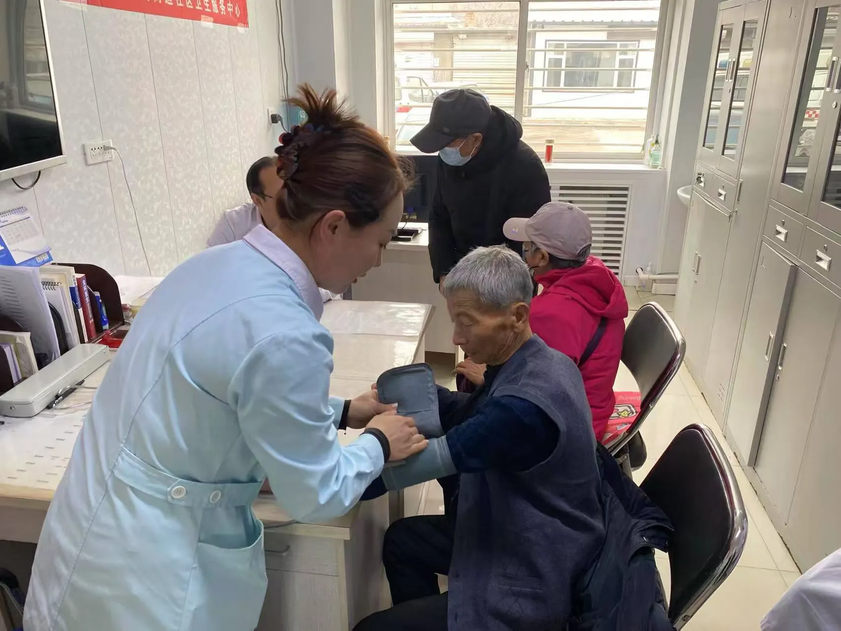 简篇-葫芦岛市第四人民医院开展“学雷锋”义诊活动 新任院长周振强、副院长陈岩 亲自带队