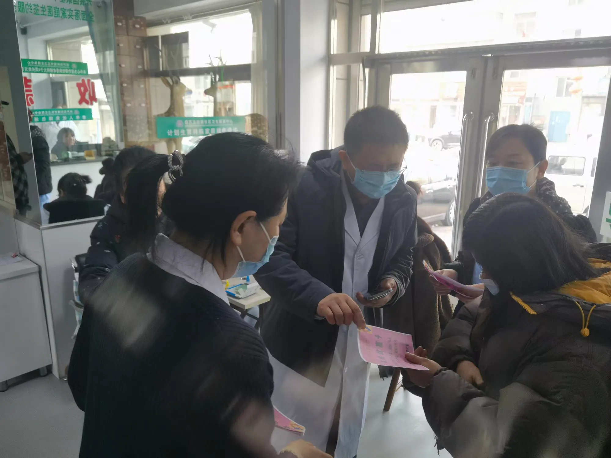 简篇-葫芦岛市第四人民医院开展“学雷锋”义诊活动 新任院长周振强、副院长陈岩 亲自带队