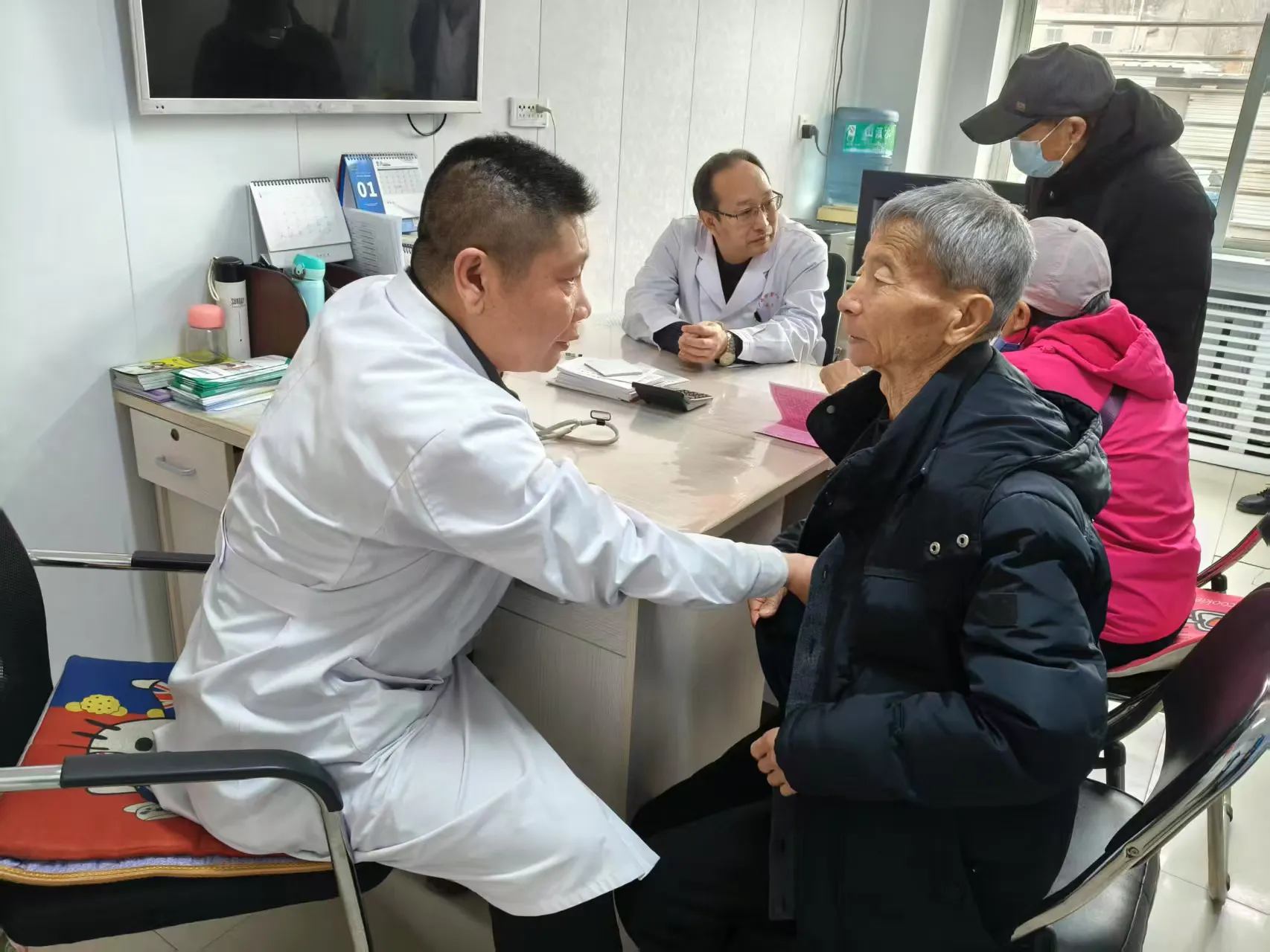 简篇-葫芦岛市第四人民医院开展“学雷锋”义诊活动 新任院长周振强、副院长陈岩 亲自带队