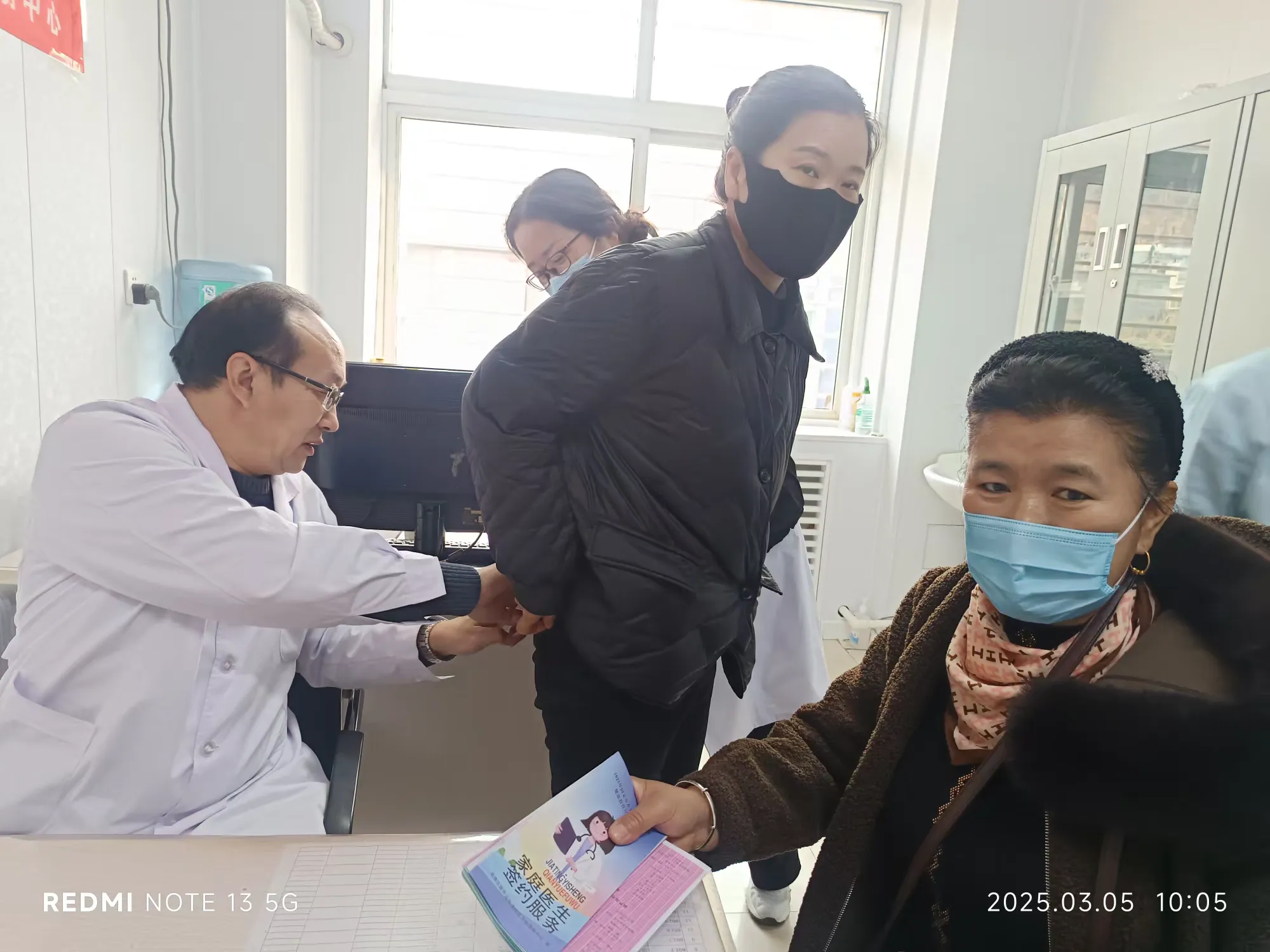 简篇-葫芦岛市第四人民医院开展“学雷锋”义诊活动 新任院长周振强、副院长陈岩 亲自带队