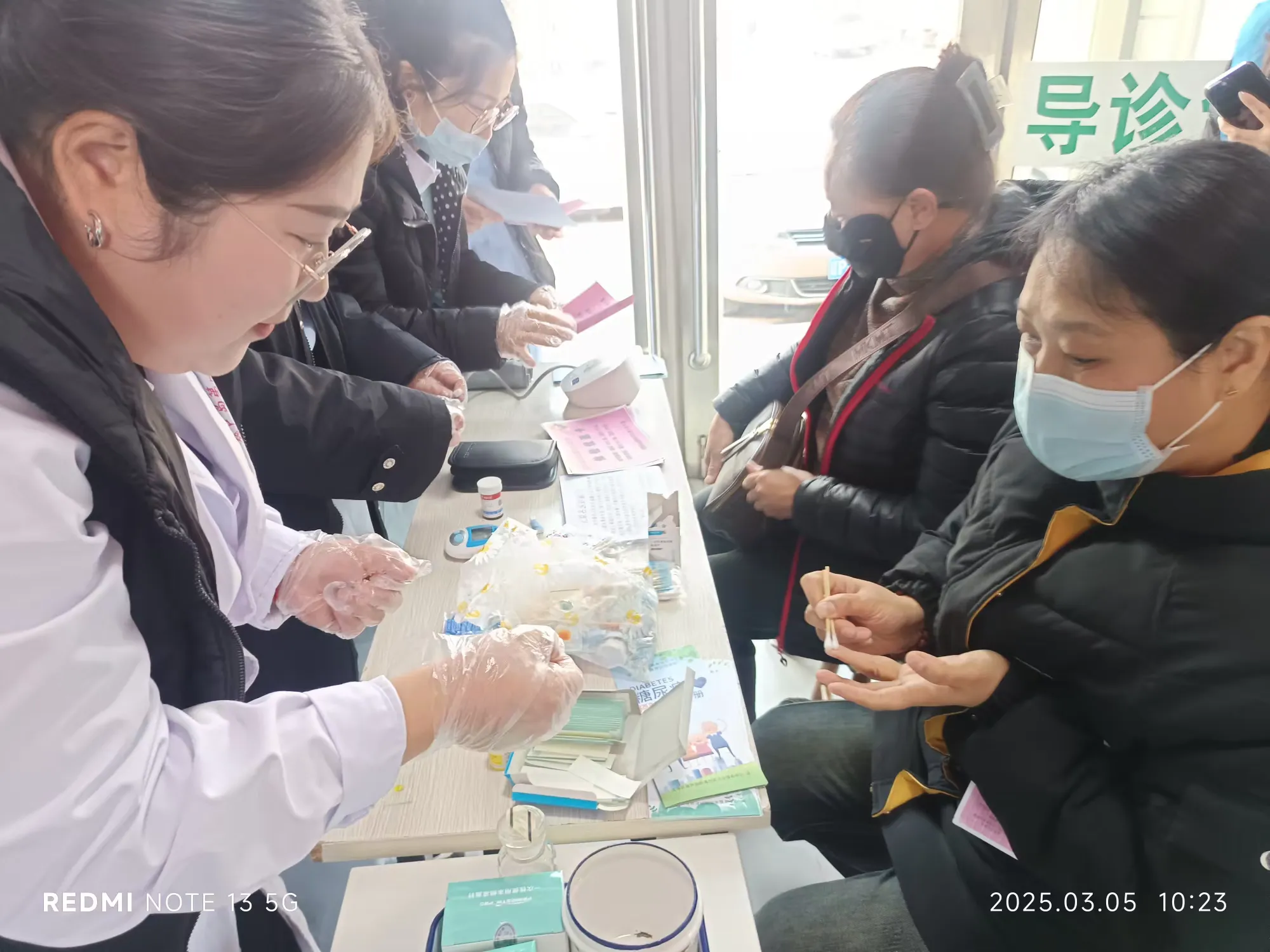 简篇-葫芦岛市第四人民医院开展“学雷锋”义诊活动 新任院长周振强、副院长陈岩 亲自带队