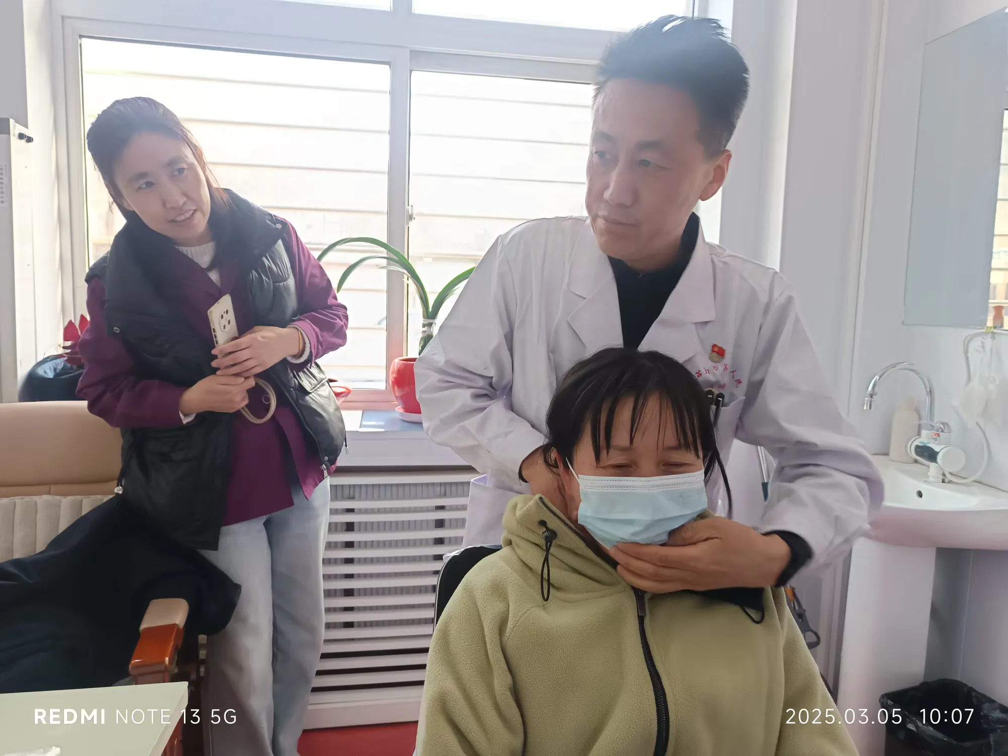 简篇-葫芦岛市第四人民医院开展“学雷锋”义诊活动 新任院长周振强、副院长陈岩 亲自带队