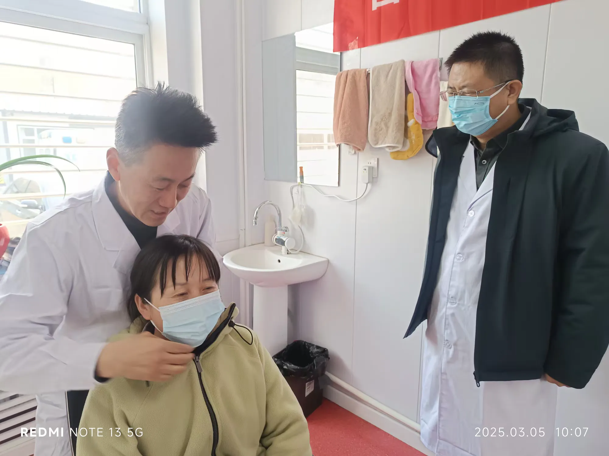 简篇-葫芦岛市第四人民医院开展“学雷锋”义诊活动 新任院长周振强、副院长陈岩 亲自带队