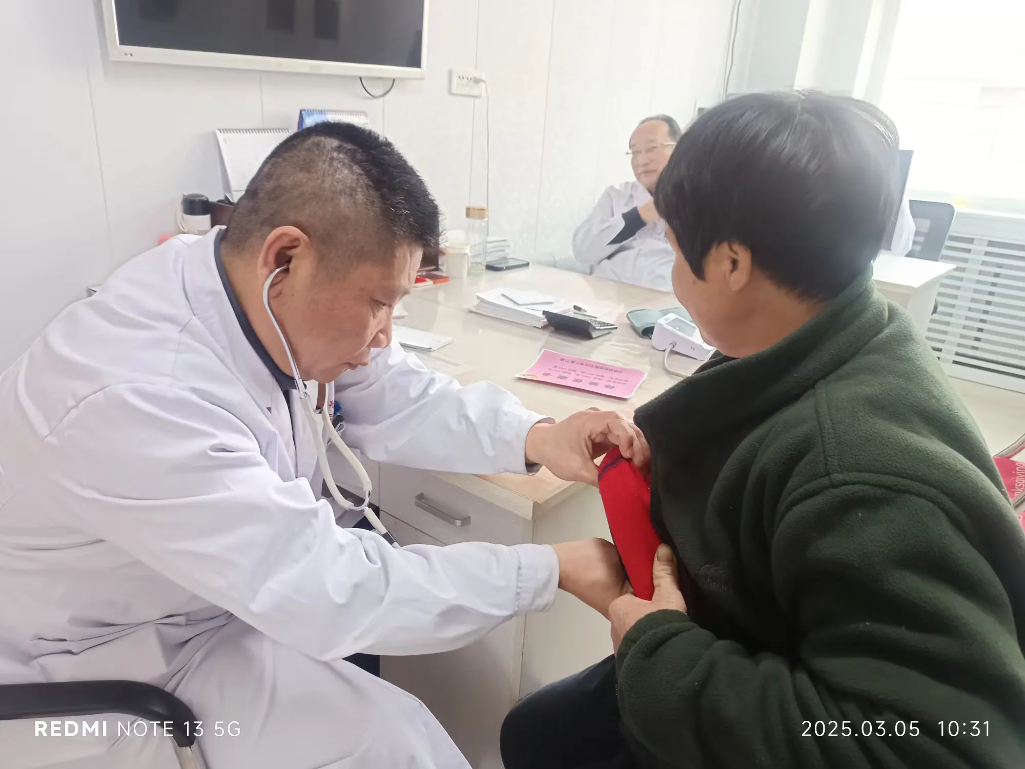 简篇-葫芦岛市第四人民医院开展“学雷锋”义诊活动 新任院长周振强、副院长陈岩 亲自带队