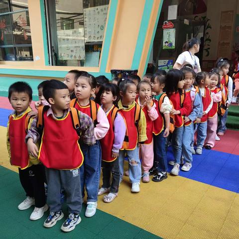 “亲临体验，阅享童年”龙光桥金苹果幼儿园走进新华书店社会实践活动