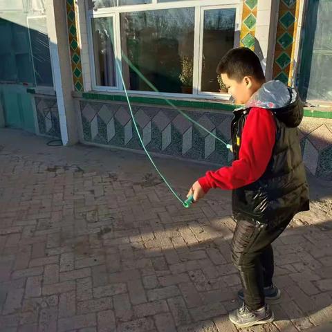 龙腾四海展风采 德育繁兴向未来——先锋小学寒假德育实践活动