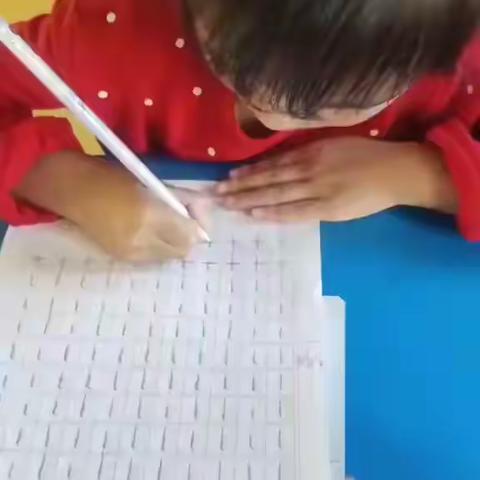 一字一世界 一笔一乾坤        ——砚小田幼儿书法