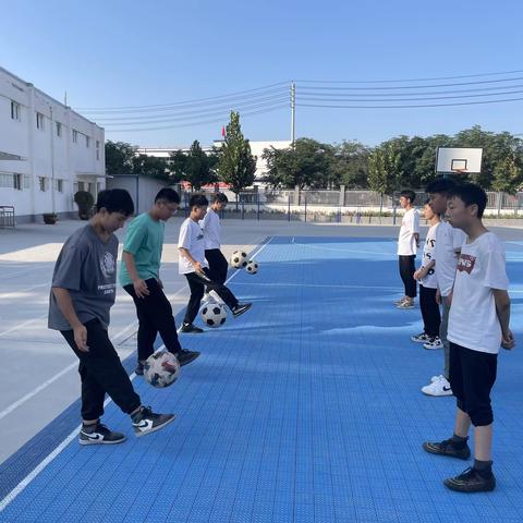 “球”驰绿茵 “足”够精彩———巩义二初足球社团