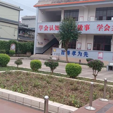 家校携手除草忙，齐心协力美校园——草海小学校园除草活动，美我校园，点滴做起。