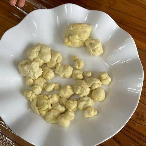 美味“食”刻——清镇市爱乐幼儿园小二班面工课——“好吃的馒头”