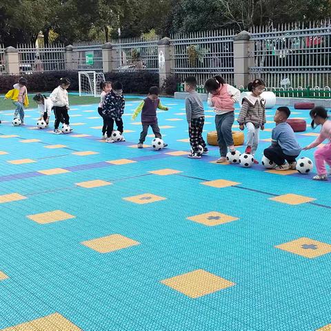 【翰林苑幼儿园高老师】2024年11月大一班户外足球游戏《倒退踩球》观察记录