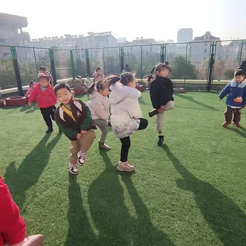 翰林苑幼儿园高老师2024年12月大一班户外游戏《斗鸡》观察记录