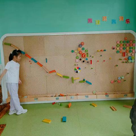 翰林苑幼儿园高老师2025年6月区域游戏观察记录《有趣的轨道》