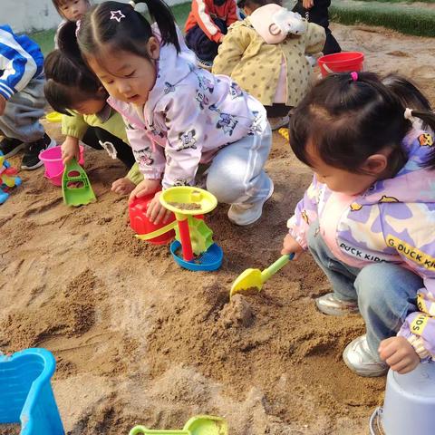 翰林苑幼儿园高老师2025年11月小一班游戏观察记录《沙坑寻宝》