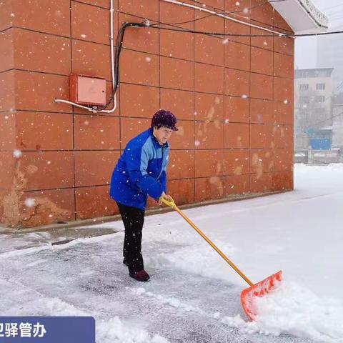 行动是最好的融雪剂——回民区环境卫生服务中心清雪除冰保运行