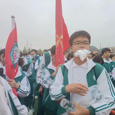 松桃群希学校八（5）班“拥抱魅力山峰·探索自然奥秘”主题一日研学活动