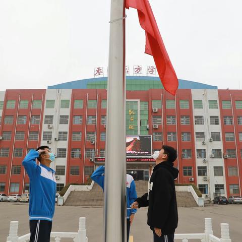 抗疫保学、出彩规范；激情在课堂、最美在东方” ---备战期中考试暨第13周升旗仪式