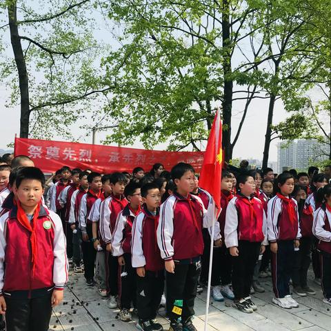 “春风十里颂英雄，清明时节寄哀思” ——吉首市第八小学开展清明节祭祀英烈活动