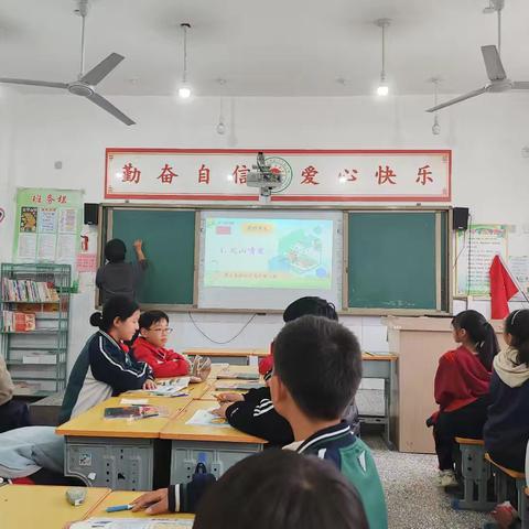 “且教且思，共筑成长”——东方红小学副科组教师组织开展科学听评课