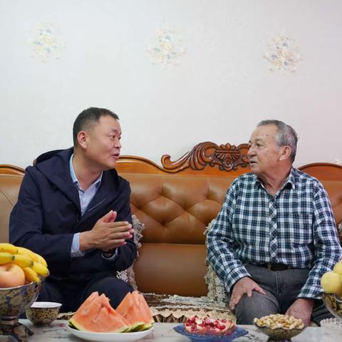 公司领导重阳节走访慰问退休老同志