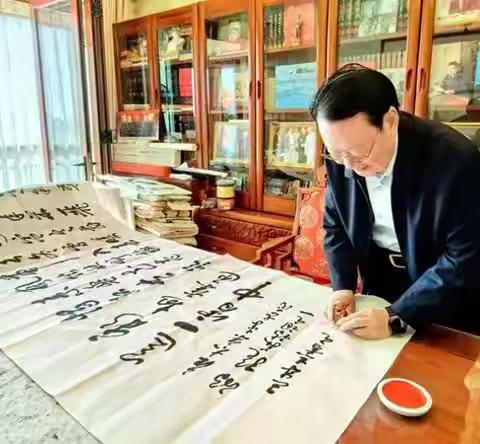 军旅书法家、涉县籍王成志将军挥毫泼墨支持我县慈善事业健康发展