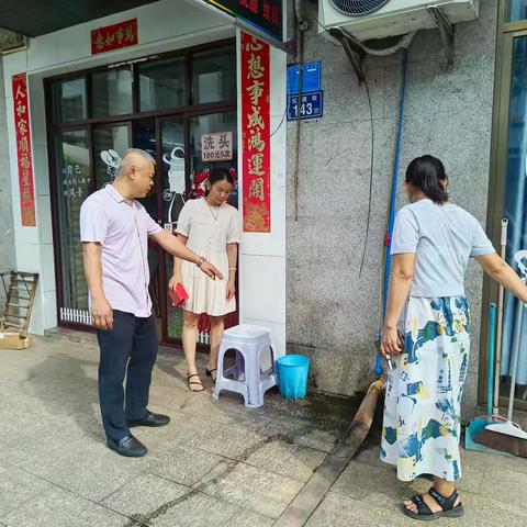 临高县民政开展爱国卫生运动（清理积水）的活动。