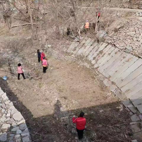 清理河道垃圾 助力人居环境整治