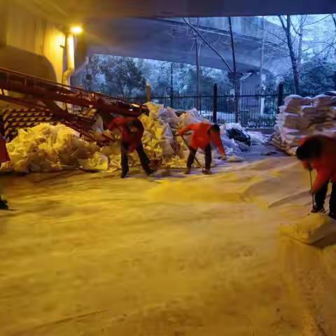 武汉遭遇2024年第一场强降雪天气硚环公司以雪为令连夜进行融雪防冻作业