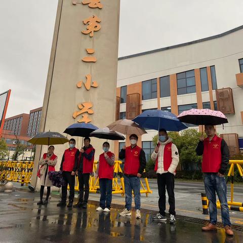 为爱护航，最美志愿者。记安吉县第二小学城北校区107家长志愿活动。