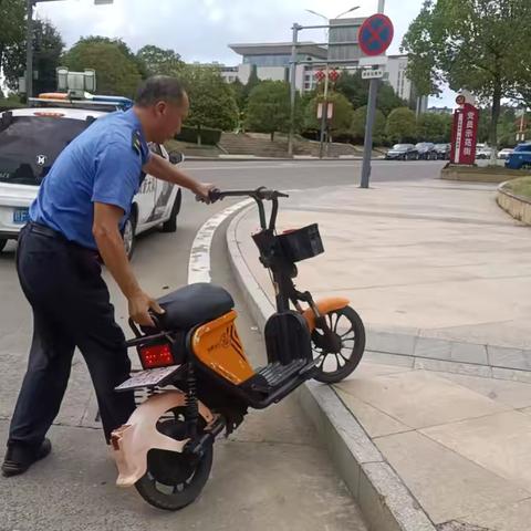 【东乡城管】疏堵结合治乱象 城管为非机动车“归位”