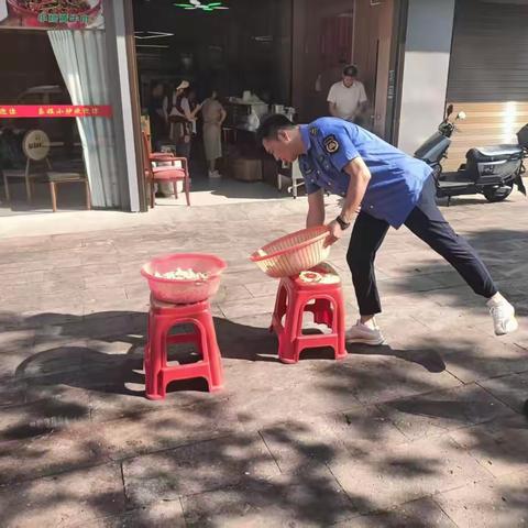 【东乡城管】开展沿街晾晒专项整治 守护城市整洁“风景线”﻿