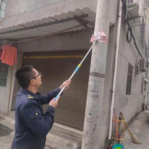 【东乡城管】开展小广告专项整治工作