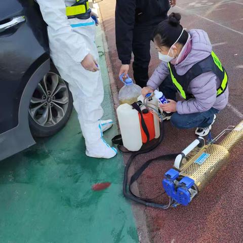 蓝天救援队暖心消毒 筑牢校园安全防线