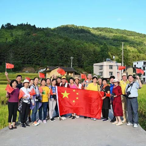 龙岩市老年大学摄影艺术班喜迎二十大