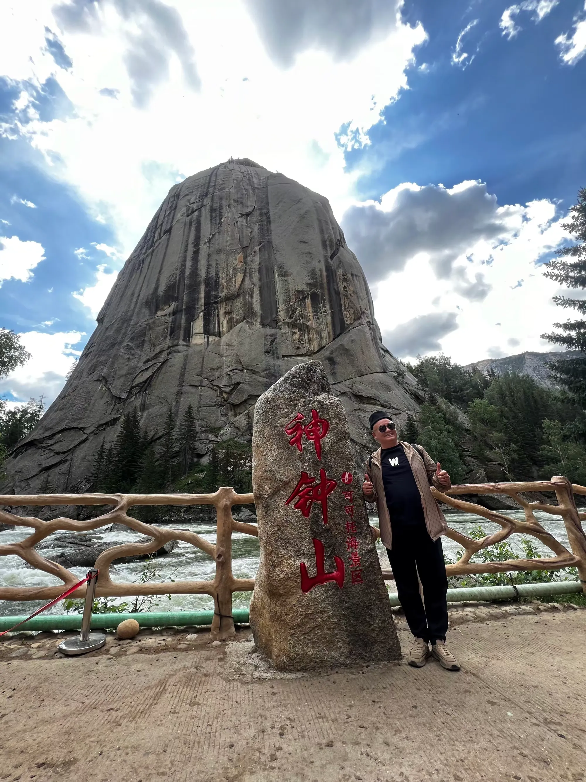 标志性的神钟山,又称阿米尔萨拉峰,形状如倒扣的巨大石钟