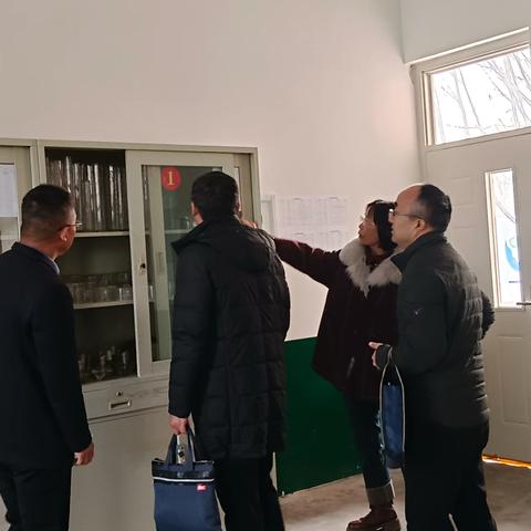 枣庄市教育局实验安全检查组莅临东沙河小学检查指导