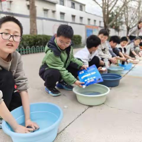 花营小学三年级劳动实践课——洗袜子