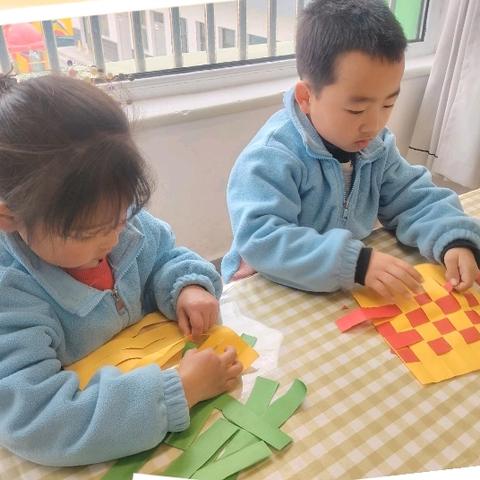 荔堡镇幼儿园大班“巧手织爱 、情暖三八”主题活动