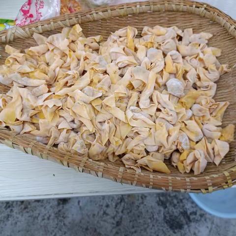 来凤县第二实验小学四（8）班开展劳动实践活动