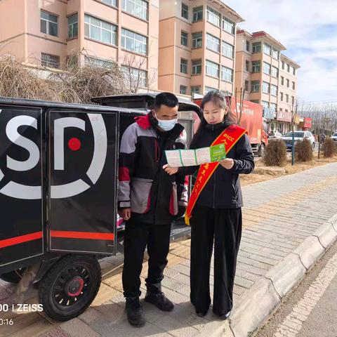 清朗金融网络 守护安心消费 ——人保财险乌兰支公司3·15金融宣传走进快递网点