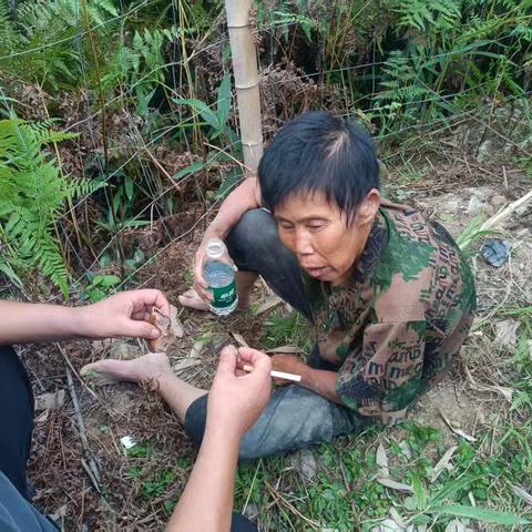 两地红十字救援队联合行动 成功寻回走失老人